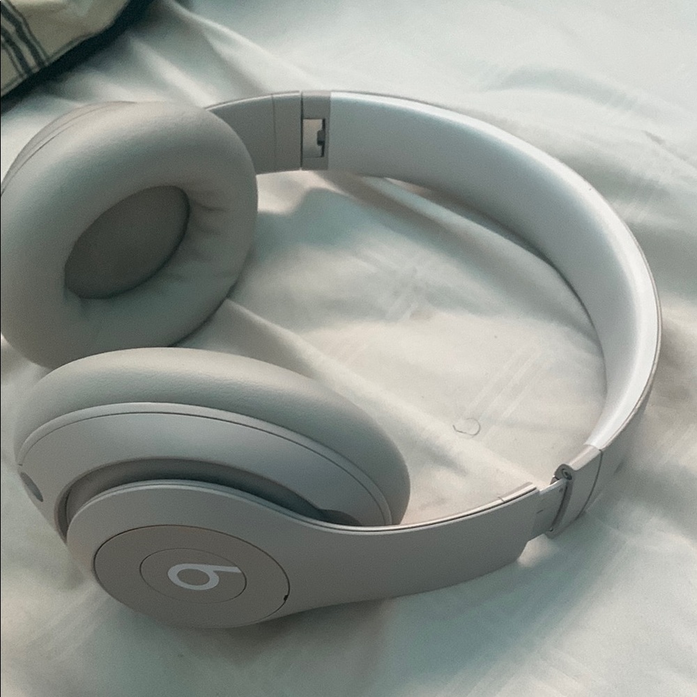 Gray Beats Studio pro by Dre.